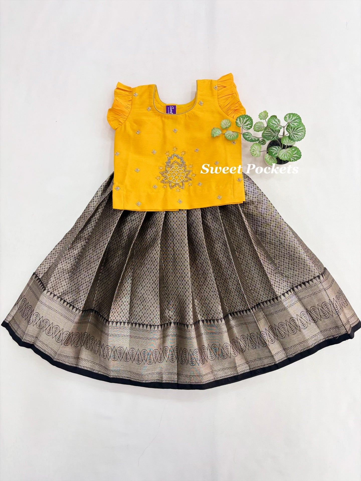 Age: 1-2 year(Lehenga set)